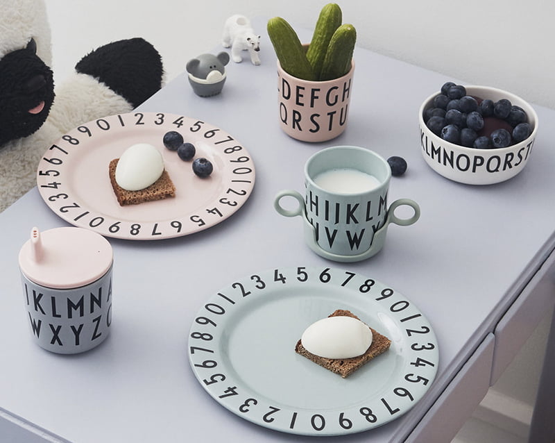 Design-Letters-Grow-with-your-Cup-Starter-Set-Kinderbecher-gruen-Eat-Lern-Tritan-Teller-Situation-2