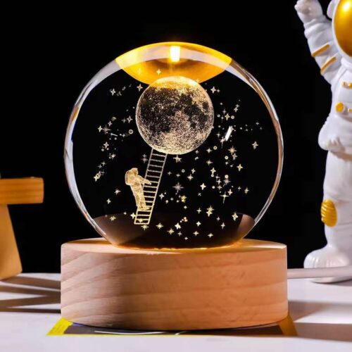 fwtistiko-3d-gyalini-mpala-astronaytis-anevainei-sto-feggari